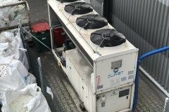 Chiller z wentylatorami skraplacza obsługujący proces produkcyjny