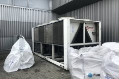 Chiller chłodzony powietrzem ustawiony przy hali produkcyjnej