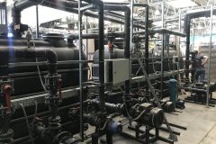 Instalacja chłodzenia procesu z izolowanymi rurociągami i armaturą