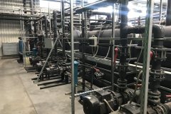 Rurociągi i pompy obiegu chłodzenia procesu w hali technicznej