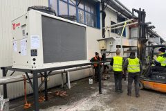 Instalacja przemysłowa wody lodowej z chillerem, rurociągami i pompami, montaż i serwis systemów chłodzenia w zakładzie przemysłowym.