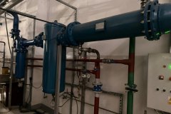 Wymiennik ACW do chłodzenia sprężonego powietrza z filtrami pionowymi i rurociągami wody w sprężarkowni