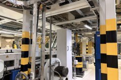 Stanowiska maszyn i trasy instalacji na hali zakładu produkcyjnego