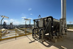 Dobór dry coolera do instalacji glikolu na dachu zakładu produkcyjnego, w tle hale i kominy
