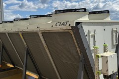 Rząd wentylatorów osiowych z kratkami ochronnymi na dry coolerze CIAT
