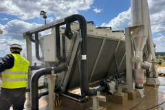 Serwisant ChillerTech podczas czyszczenia dry coolera, widoczna armatura i rurociągi glikolu