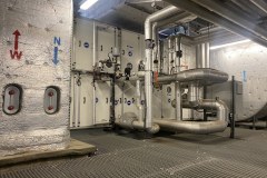 Izolowane kanały i drzwi rewizyjne w maszynowni zakładu