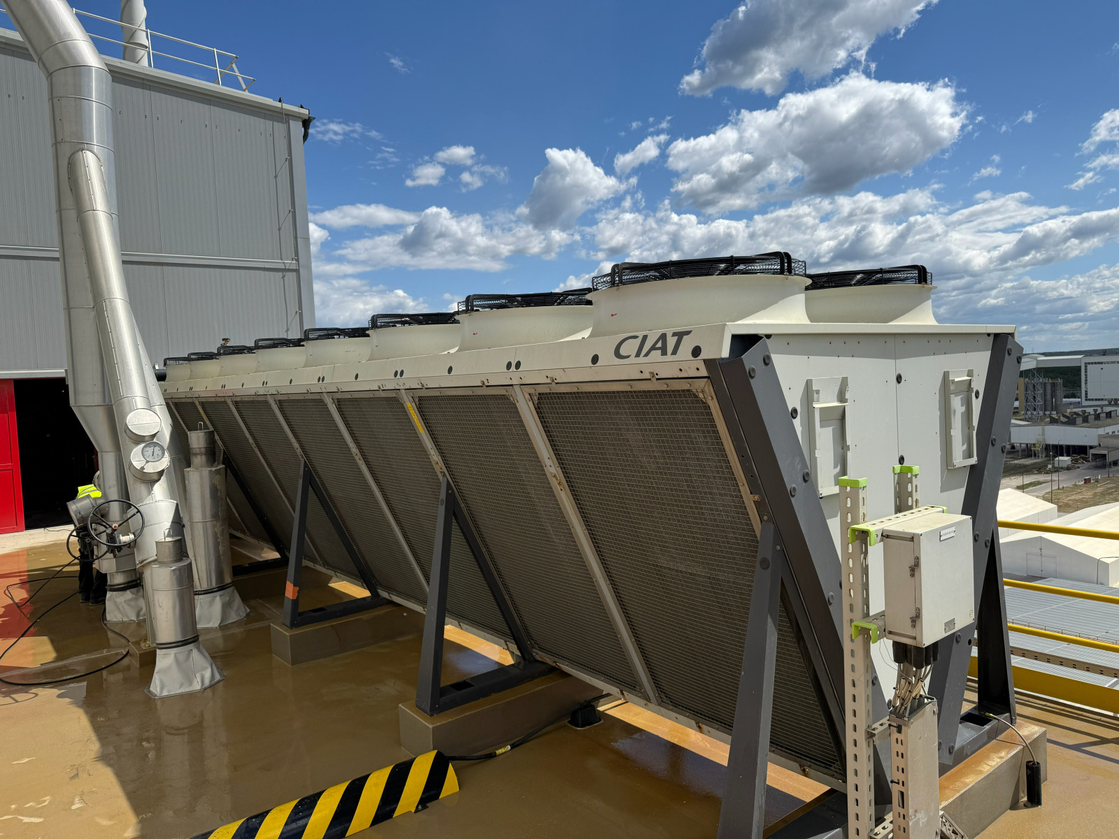 Dry cooler Ciat w obiegu glikolu chłodzenia procesowego