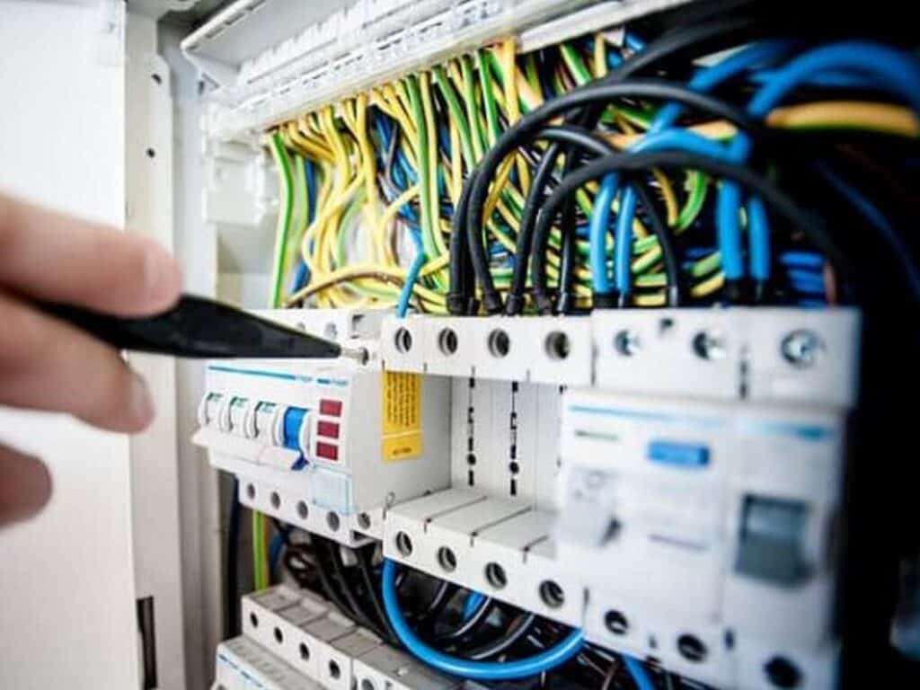 Przewody i instalacje chłodnictwa przemysłowego w rozdzielni elektrycznej.