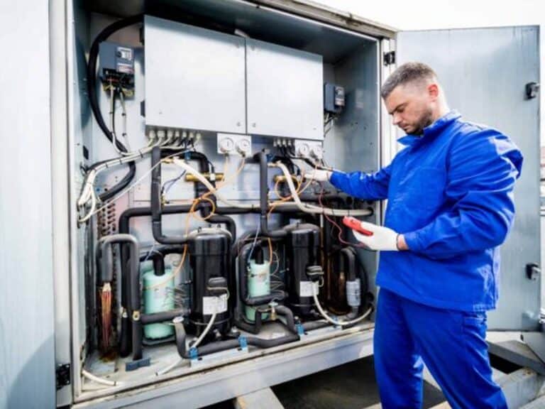 System chłodzenia wodą lodową w instalacji przemysłowej.