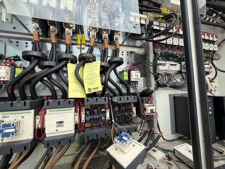 Konstrukcja elektryczna systemów chłodnictwa przemysłowego i instalacji wody lodowej.