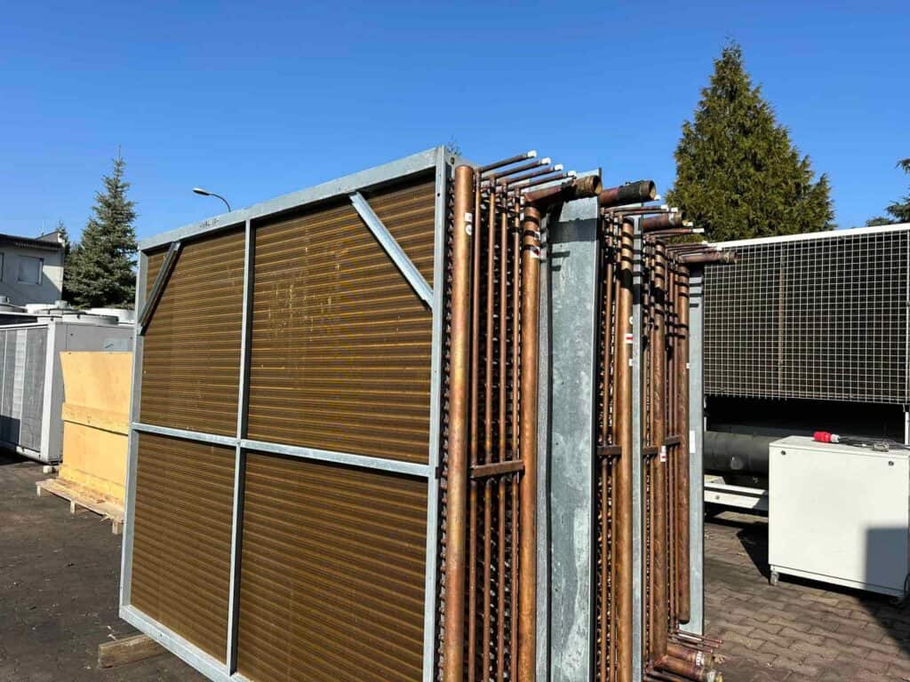 Hyba chłodnicza z rur miedzianych i wymienników ciepła do instalacji wody lodowej.