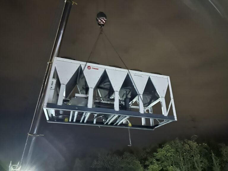 Instalacja wody lodowej i agregaty chłodnicze montowane na placu przemysłowym, widoczny system ruroc.