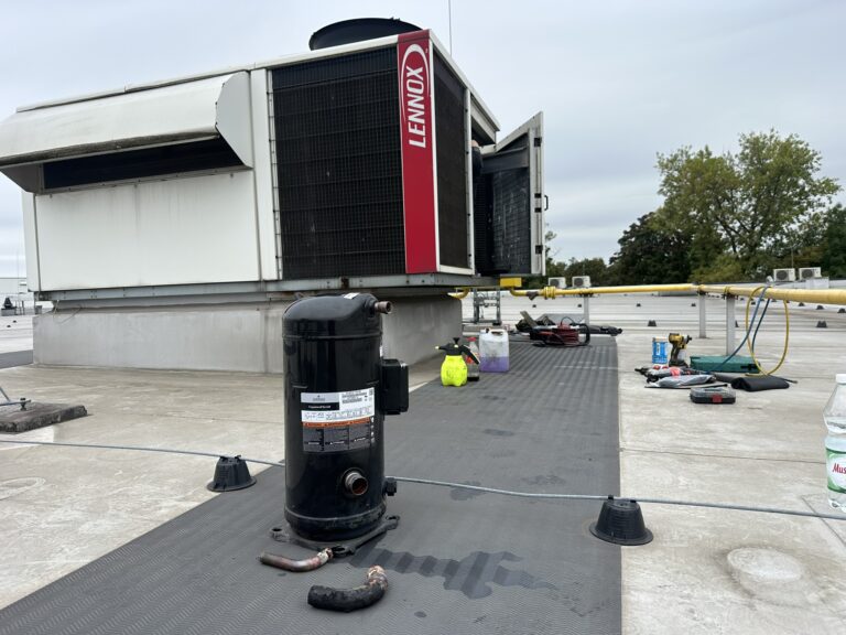 Instalacja chłodnicza na dachu z urządzeniem LENNox i systemem chłodzenia wodą.