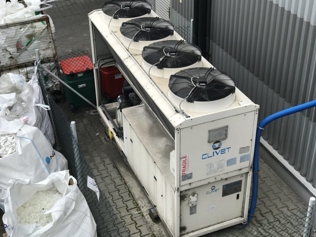 Chiller z wentylatorami skraplacza obsługujący proces produkcyjny