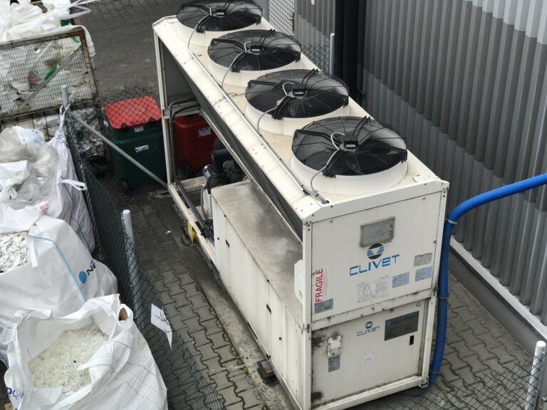 Chiller z wentylatorami skraplacza obsługujący proces produkcyjny