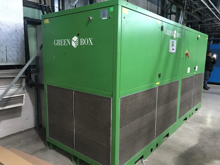 Chiller procesowy w zielonej obudowie pracujący w zakładzie produkcyjnym