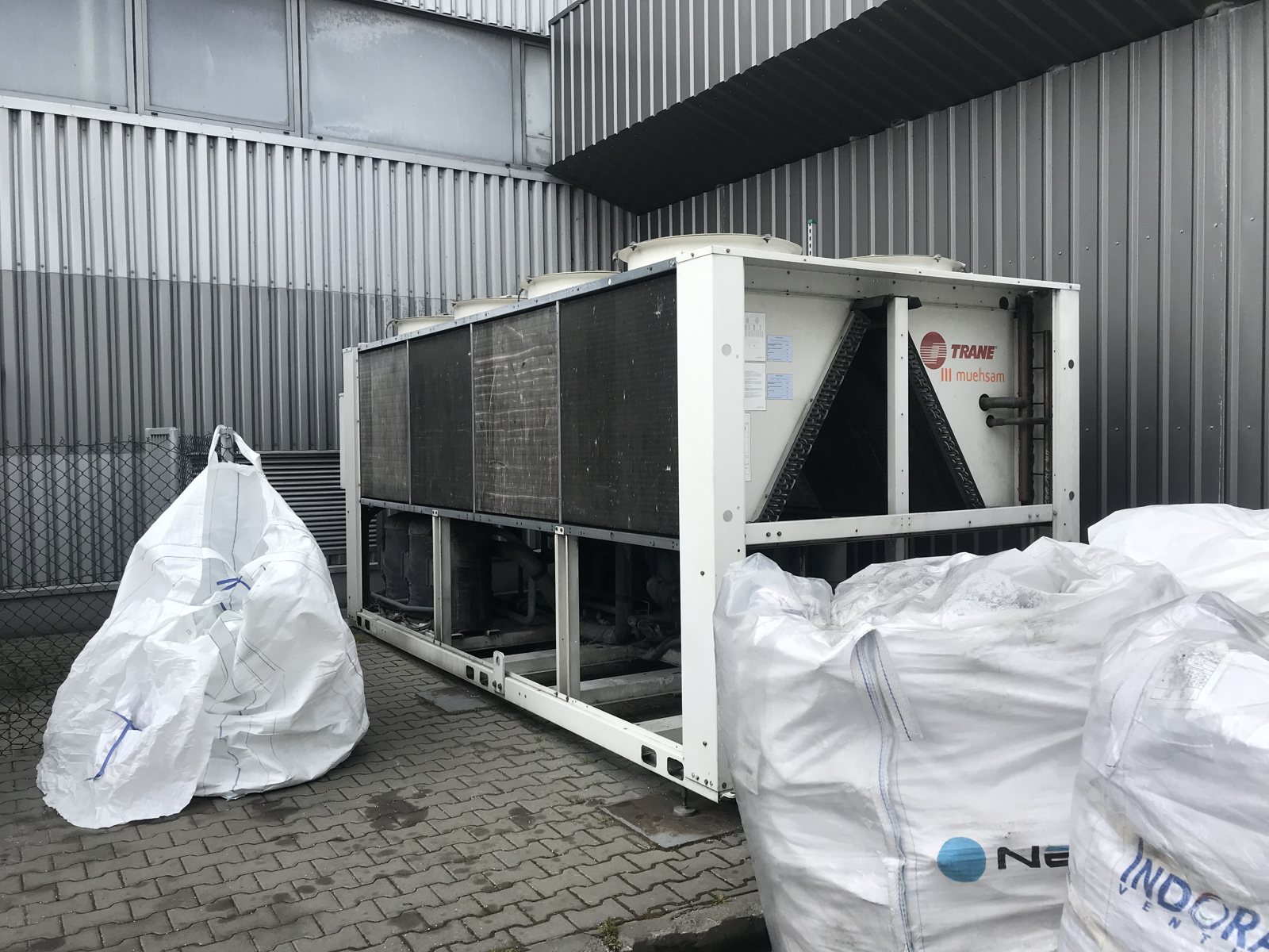 Chiller chłodzony powietrzem ustawiony przy hali produkcyjnej