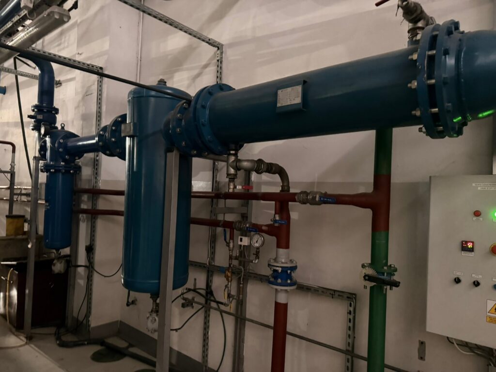 Wymiennik ACW do chłodzenia sprężonego powietrza z filtrami pionowymi i rurociągami wody w sprężarkowni