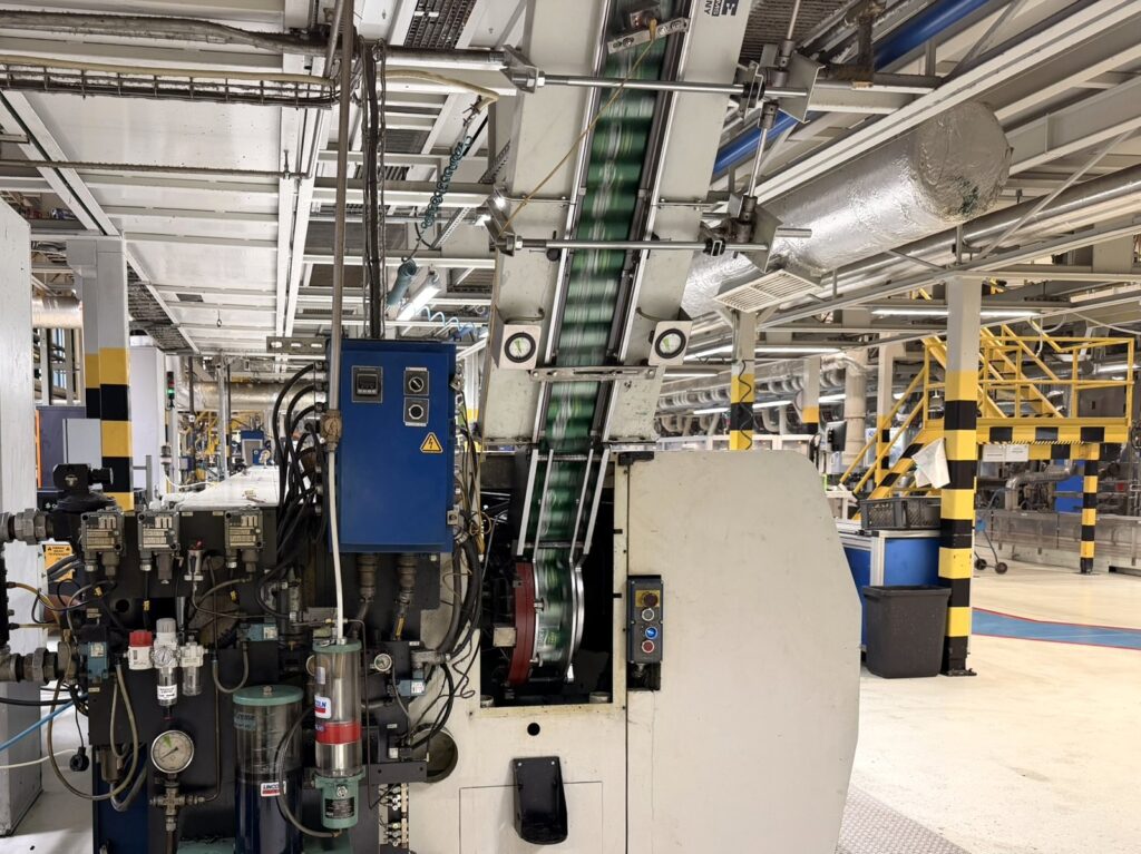Instalacja chłodzenia wody przemysłowej przy linii produkcyjnej w zakładzie