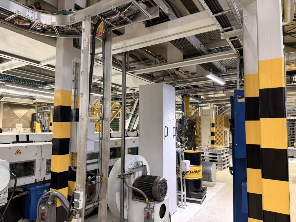 Stanowiska maszyn i trasy instalacji na hali zakładu produkcyjnego