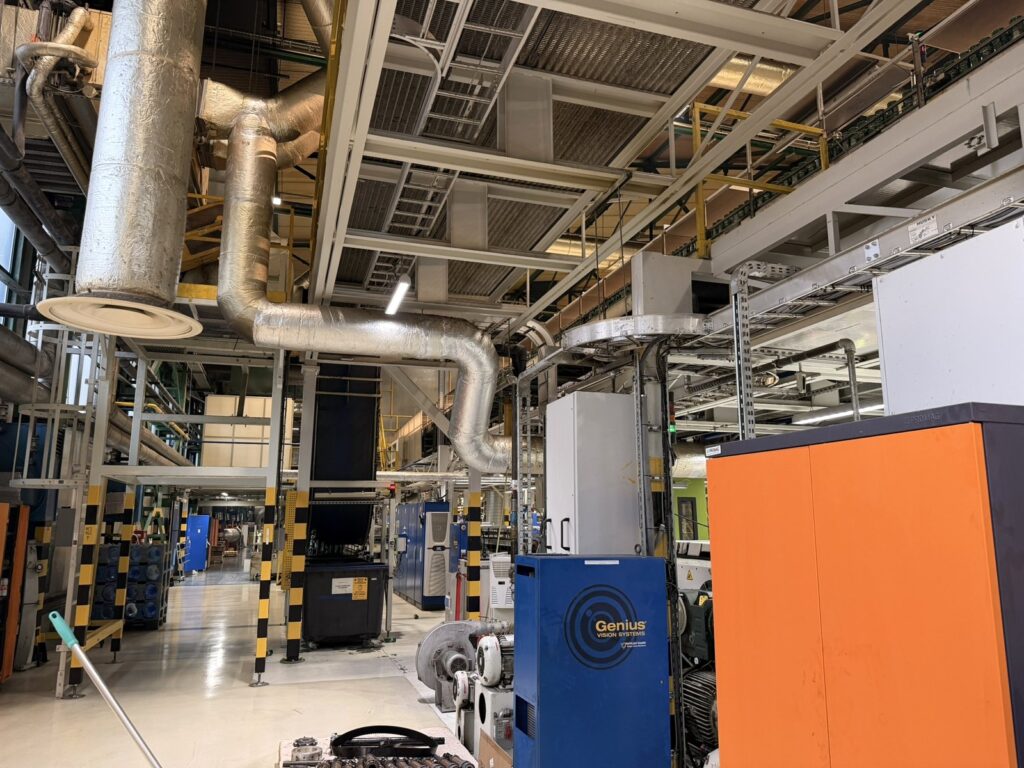 Instalacje technologiczne i urządzenia pomocnicze na hali produkcyjnej