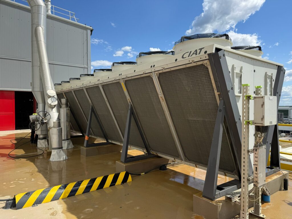 Dry cooler CIAT z wentylatorami osiowymi na dachu zakładu przemysłowego