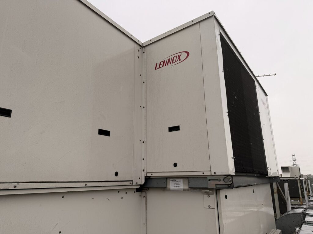 Rooftop Lennox zimą na dachu hali, widok z boku