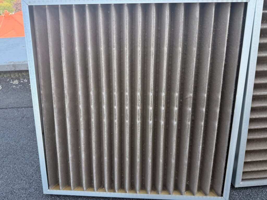 Filtr powietrza z rooftopa w hali wyjęty przy przeglądzie