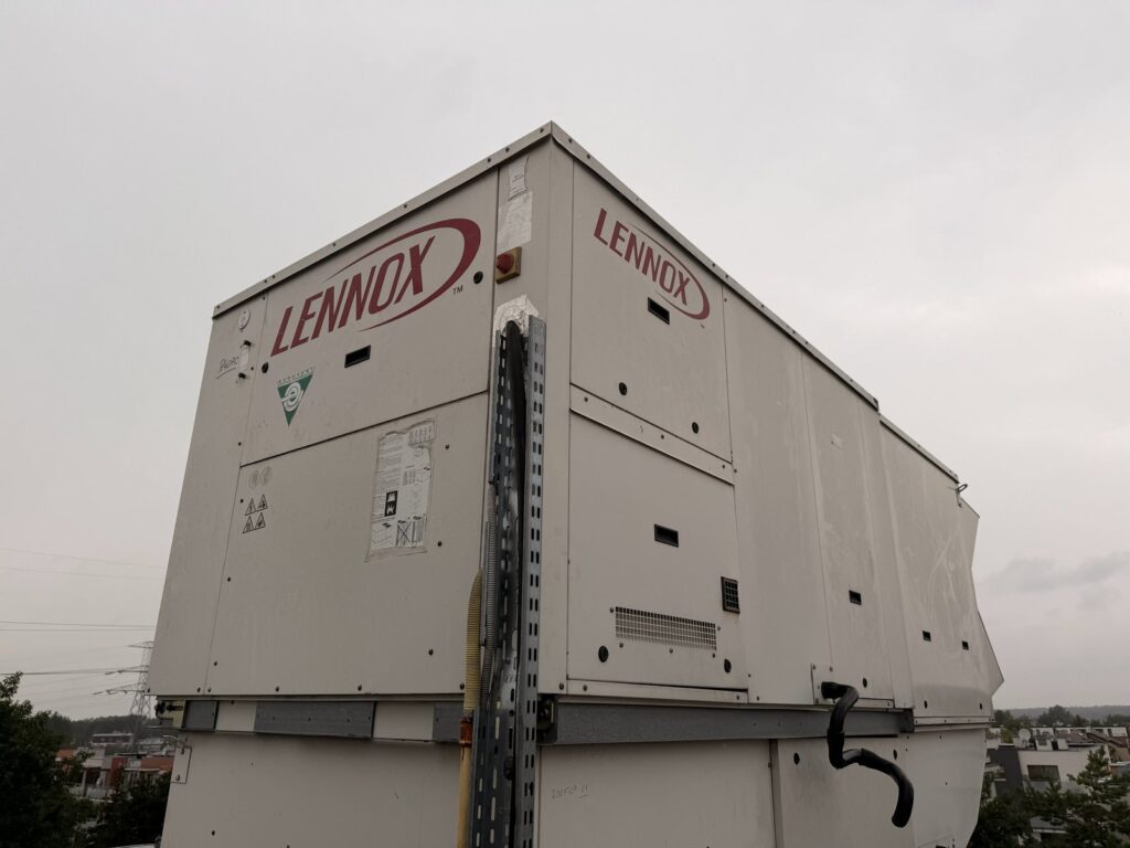 Rooftop Lennox na dachu hali produkcyjnej
