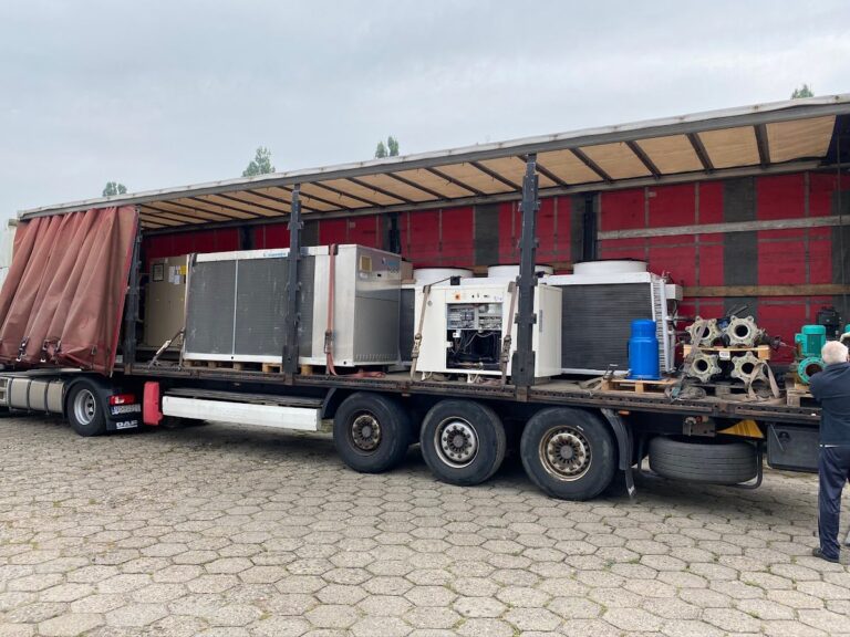 Agregat wody lodowej przygotowany do transportu na naczepie