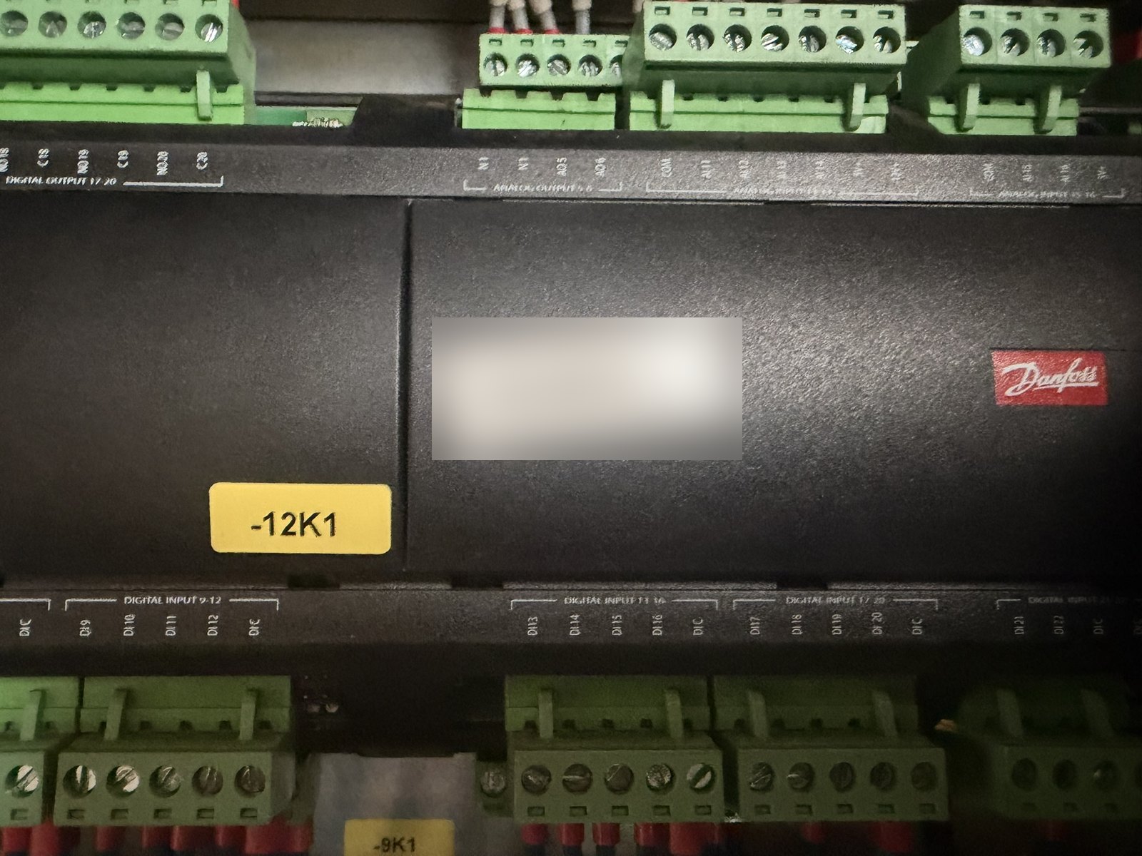 Sterownik Danfoss MCX w chillerze do lasera podczas diagnostyki wejść i wyjść