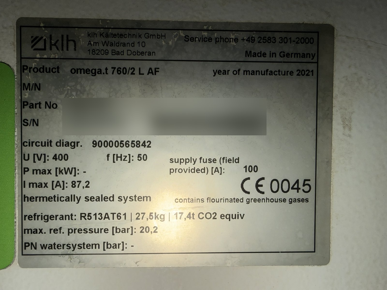 Tabliczka znamionowa: czynnik R513A, 27,5 kg, 17,4 t CO2 eq